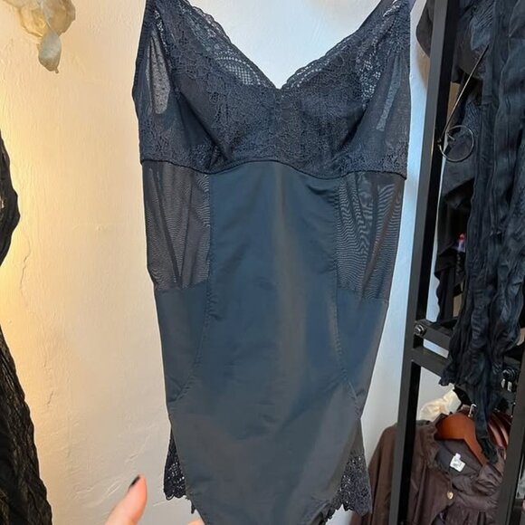 Black Lace Bodysuit – Elegant & Stretchy Fit - Picture 2 of 4